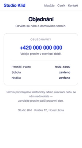 Rekonstrukce kontaktní sekce wellness studia, kde je jen telefonní číslo, otevírací doba do 18 hodin a poznámka, že se mimo otevírací dobu nedovoláte