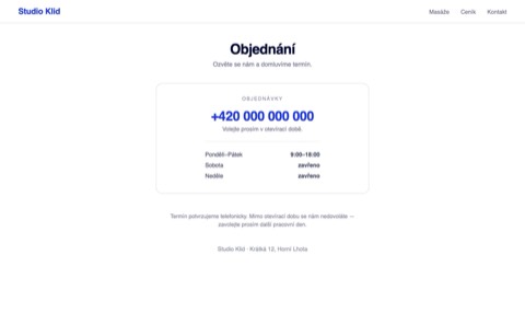 Rekonstrukce kontaktní sekce wellness studia, kde je jen telefonní číslo, otevírací doba do 18 hodin a poznámka, že se mimo otevírací dobu nedovoláte